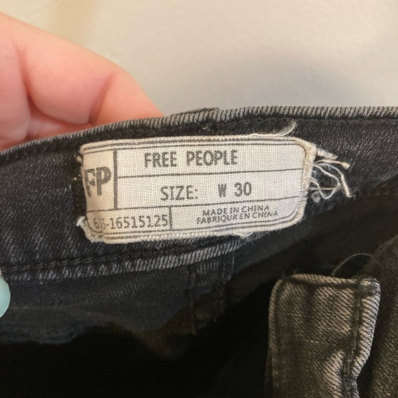 Free People Great Heights Frayed Skinny Faded Black Jeans Size 30 Fringe Row Hem - Picture 4 of 4